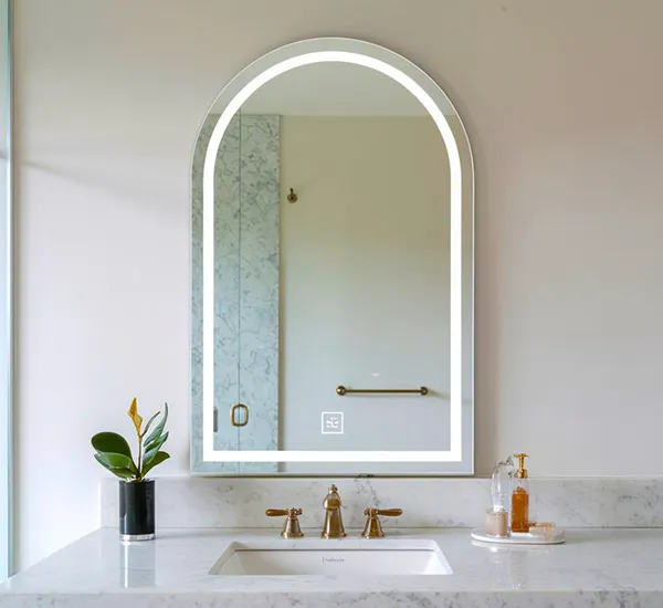 miroirs de salle de bain cintrés