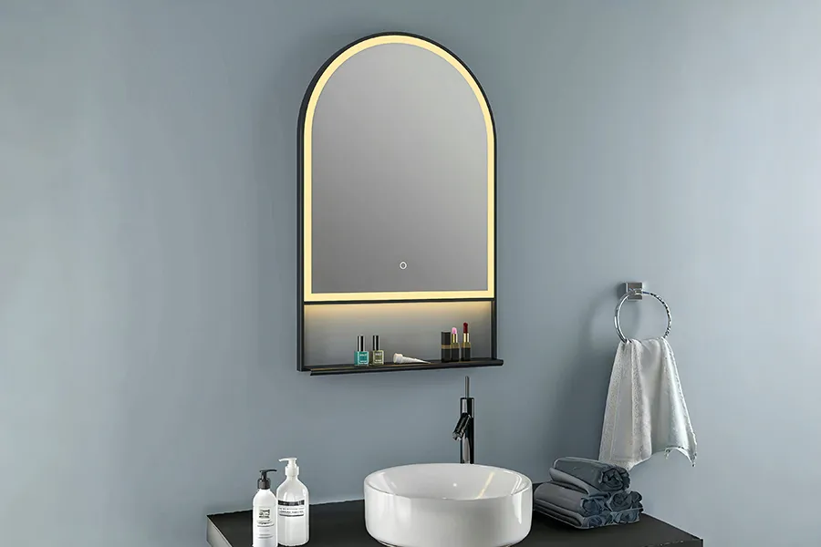 espejo de pared con marco arqueado iluminado