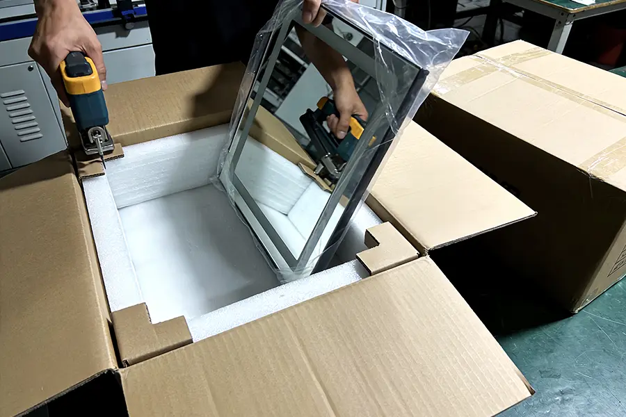 Embalagem de segurança padrão de exportação para espelhos de LED: Caixas de madeira reforçadas, proteção de espuma EPE e caixas de papelão ondulado de 5 camadas.