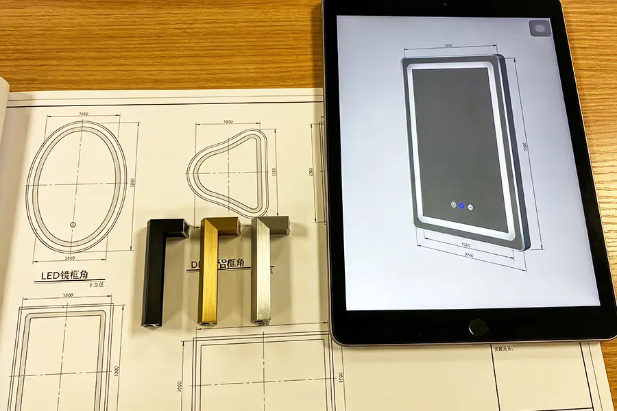 Processo de personalização OEM/ODM: Mesa do engenheiro com plantas CAD, amostras de molduras de alumínio e projetos de espelhos 3D