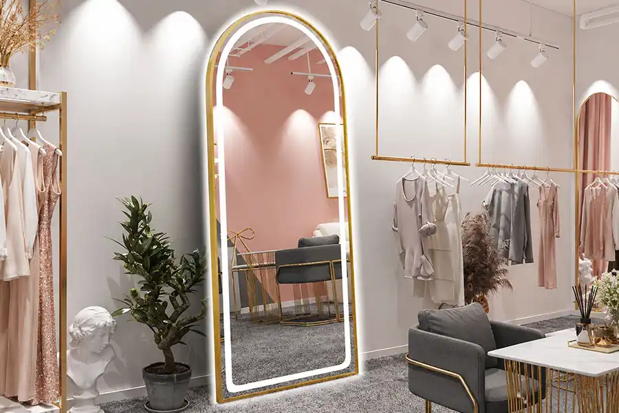 specchio a figura intera a LED collocato in un negozio di abbigliamento